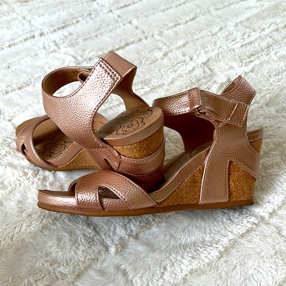 MOOTSIES TOOTSIES “Tori” Metallic Rose Gold wedge sandal, Size 7